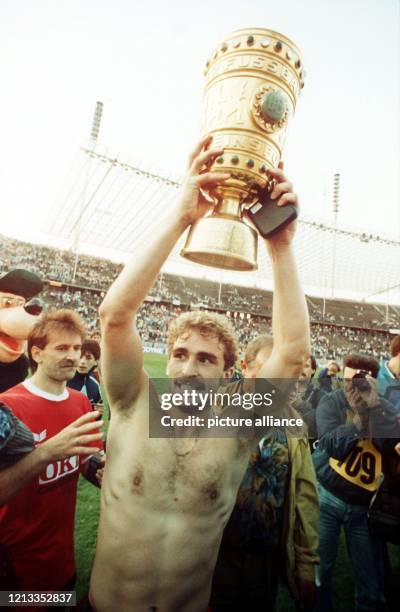 Der Lauterer Stürmer Stefan Kuntz hält triumphierend den eroberten DFB-Pokal am im Berliner Olympiastadion hoch. Der 1. FC Kaiserslautern gewinnt das...