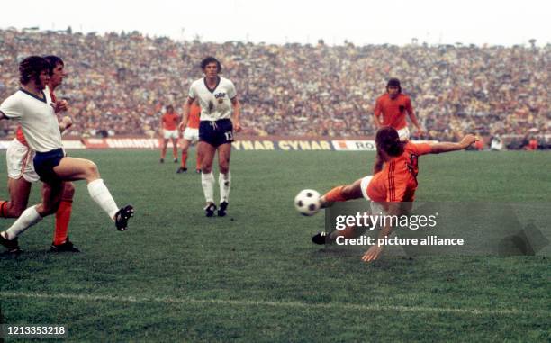 Der niederländische Stürmer Johan Neeskens erzielt nach einem Eckball volley die frühe 1:0-Führung gegen die DDR-Elf - vorbei an DDR-Abwehrspieler...