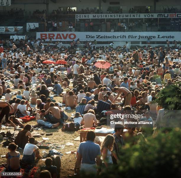 Blick auf die Besucher des ersten Hamburger Open-Air Festivals "big gig" am 20. Juni 1970 auf dem Gelände des Flottbeker Reitervereins in Hamburg.