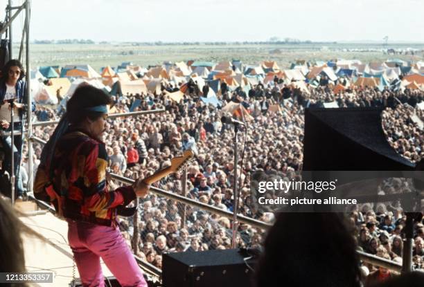 Der amerikanische Rocksänger und Gitarrist Jimi Hendrix bei seinem Auftritt auf dem Pop-Festival auf der Ostsee-Insel Fehmarn im September 1970.