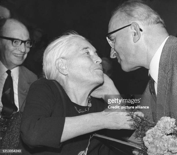 Die Schriftstellerin Anna Seghers gratuliert ihrem Kollegen Jan Petersen, der am 1. November 1968 in Ost-Berlin mit einer Erinnerungsmünze geehrt...