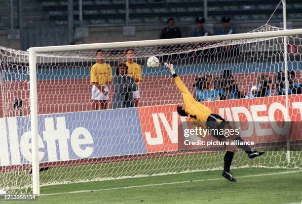 Der englische Torhüter Peter Shilton kommt nicht an den abgefälschten Ball, das DFB-Team geht mit 1:0 in Führung. Die deutsche...