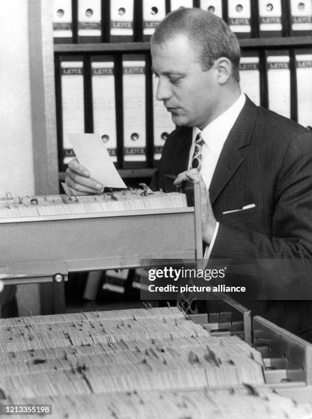 Ein Mitarbeiter an einem Karteikasten, aufgenommen 1965. Die Zentralstelle der Länderjustizverwaltung für die Verfolgung bisher ungesühnter Kriegs-...