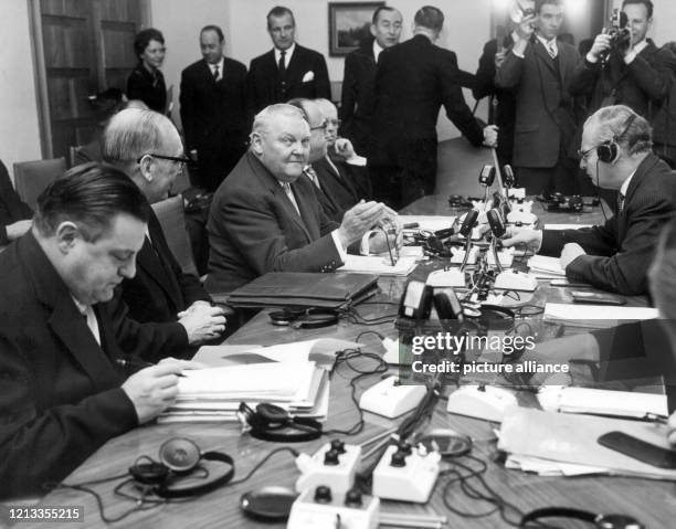 Am Konferenztisch in Bonn am : Bundesverteidigungsminister Franz Josef Strauß, Bundesfinanzminister Franz Etzel und Vize-Bundeskanzler Ludwig Erhard....