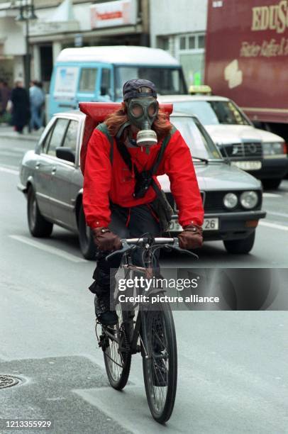 Um gegen alle negativen Umwelteinflüsse gefeit zu sein, greift Steve, der für einen Fahrrad-Kurierdienst täglich in der Düsseldorfer Innenstadt...