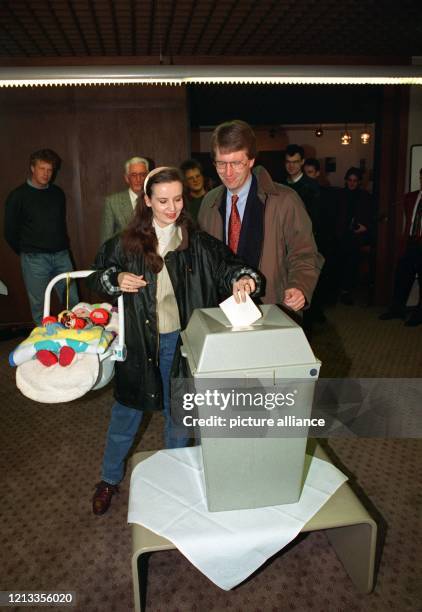 Der CDU-Spitzenkandidat Christian Wulff gibt am 13.3.1994 im niedersächsischen Osnabrück gemeinsam mit seiner Frau Christiane und seinem Töchterchen...