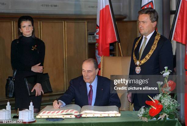 Der französische Staatspräsident Francois Mitterrand trägt sich am im Beisein des Oberbürgermeisters von Frankfurt am Main, Andreas von Schoeler, in...