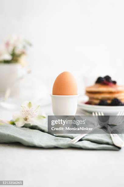 soft boiled egg for breakfast - soft boiled egg stock pictures, royalty-free photos & images