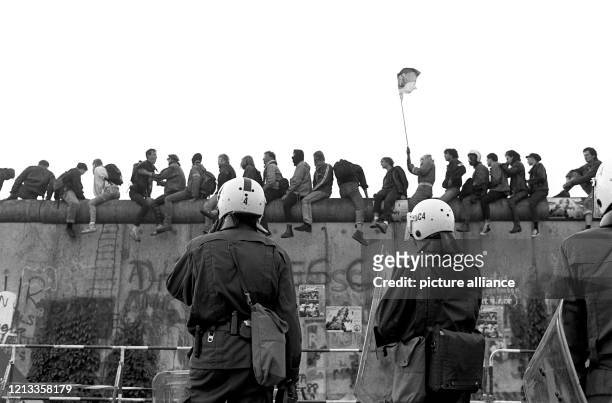 Bei der Räumung des Lenne-Dreiecks in den frühen Morgenstunden des 1.7.1988 klettern die Besetzer auf die Mauer, um nach Ost-Berlin zu "flüchten".