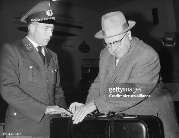 Der Jurist Robert Servatius flog direkt nach der Urteilsverkündung im Eichmann-Prozess am 15. Dezember 1961 zurück nach Deutschland, hier bei seiner...