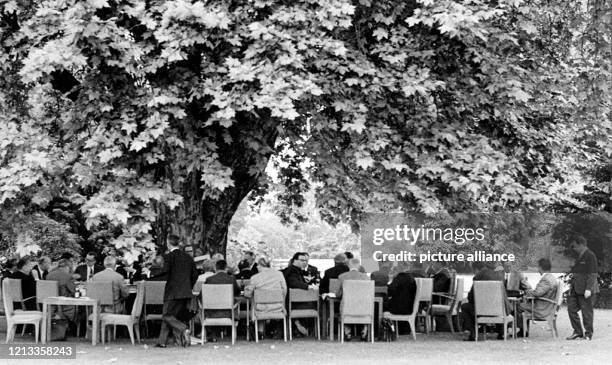 Die Kabinettsmitglieder während ihrer Sitzung im Garten des Palais Schaumburg in Bonn unter schattigen Bäumen am 5.7.1967. Das sommerliche Wetter in...