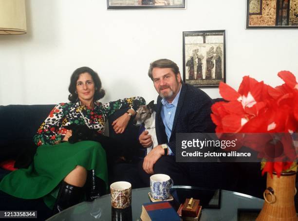 Gerd Ruge und seine damalige Frau, die Schriftstellerin Lois Fisher-Ruge, im Oktober 1981 in der gemeinsamen Wohnung in Köln. Die beiden waren 1972...