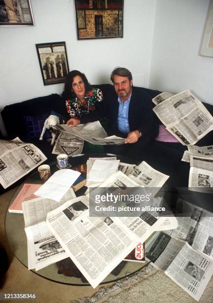 Gerd Ruge und seine damalige Frau, die Schriftstellerin Lois Fisher-Ruge, im Oktober 1981 in der gemeinsamen Wohnung in Köln. Die beiden waren 1972...
