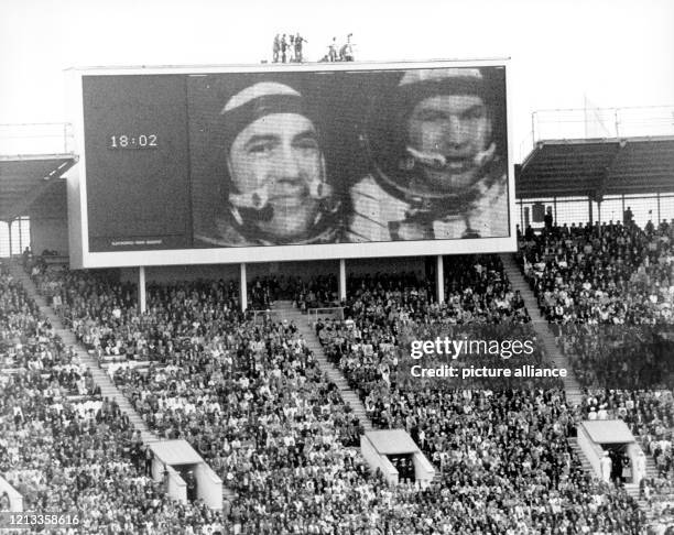 Eröffnungsfeier der XXII. Olympischen Sommerspiele am im Moskauer Lenin-Stadion: Nach dem Ausmarsch der Mannschaften begrüssen zwei sowjetische...