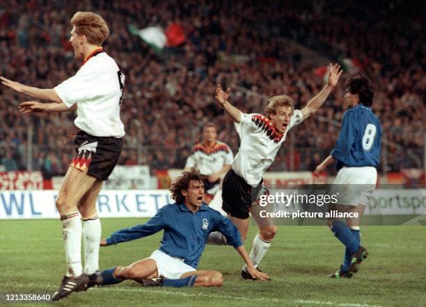 Der deutsche Torjäger Jürgen Klinsmann bejubelt mit seinem Teamgefährten Stefan Effenberg sein Tor. Der italienische Abwehrspieler Paolo Maldini und...