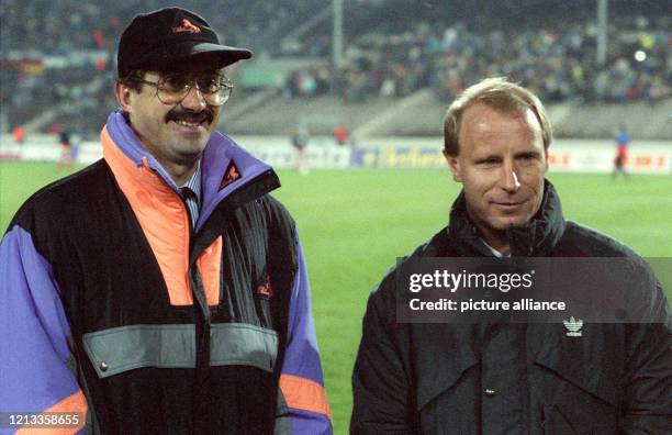 Treffen alter Strategen: Fußball-Bundestrainer Berti Vogts vor Spielbeginn mit Uli Stielike, dem deutschen Trainer der Schweizer Nationalmannschaft....