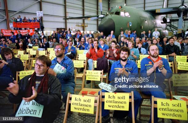 Belegschaftsmitglieder des damaligen deutschen Luft- und Raumfahrtkonzerns Deutsche Aerospace AG in Lemwerder nehmen in einer Wartungshalle vor einer...