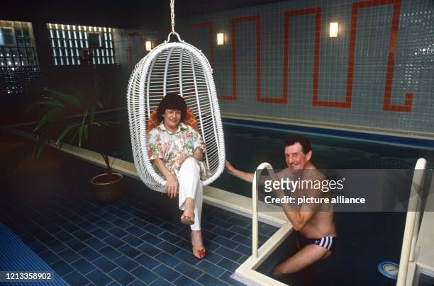 Der ehemalige deutsche Fußballspieler Fritz Walter und seine Frau Italia entspannen sich am am Swimmingpool in ihrem Haus nahe Kaiserslautern. Das...