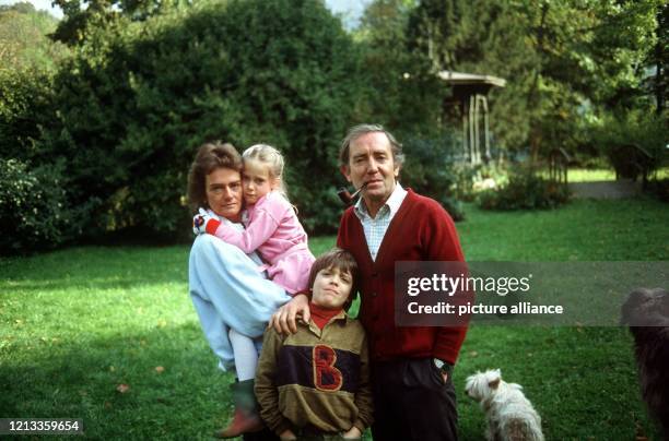 Der deutsche Schauspieler Hans Clarin mit seiner Frau Margarethe und den Kindern Philipp und Anna sowie zwei Familienhunden im Garten seines...