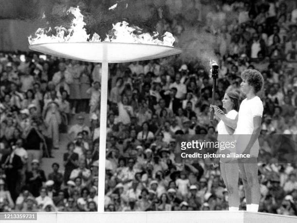 Eröffnungsfeier für die Olympischen Spiele am im Olympiastadion in Montreal: Die letzten Fackelträger Sandra Anderson und Stephane Prefontaine vor...