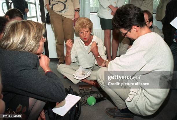 Vor Beginn der Sitzung des Vermittlungsausschusses am 31.8.1994 im Abgeordnetenhaus in Bonn unterhält sich die stellvertretende Vorsitzende der...