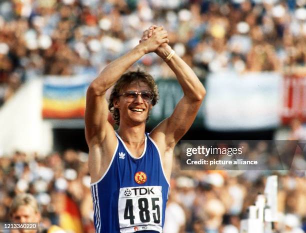 Läufer Thomas Schönlebe jubelt im Ziel. Bei den II. Leichtathletik-Weltmeisterschaften in Rom gewinnt er am im Olympiastadion die Goldmedaille im...