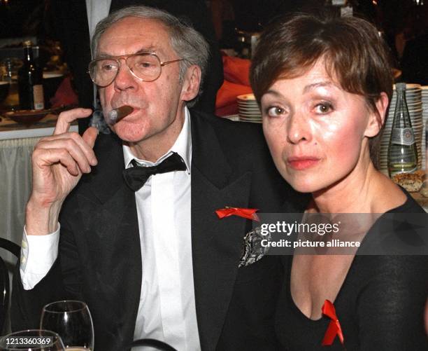 Genüsslich an einer Zigarre zieht Schauspieler Harald Juhnke, der mit seiner Frau Susanne Gast der Benefiz-Gala der Aids-Stiftung am in Berlin ist....