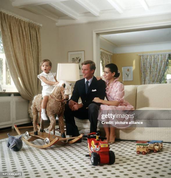 Erbgroßherzog Henri und seine Gattin Maria Teresa mit ihrem Sohn Guillaume am in ihrem Schloß in Luxemburg. Der kleine Guillaume, der an diesem Tag...