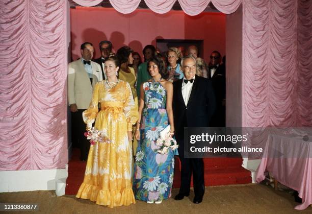 Die monegassische Fürstenfamilie Fürstin Gracia Patricia, Prinzessin Caroline und Fürst Rainier treffen am 4.8.1973 zum Rotkreuz-Ball in Monte Carlo...
