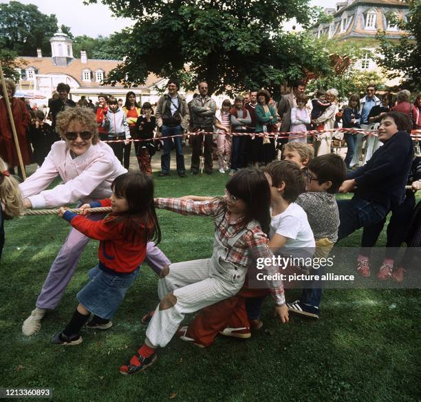 Kinder und eine Erwachsene beim Tauziehen bei einem Bürgerfest in Hanau im Juni 1981.