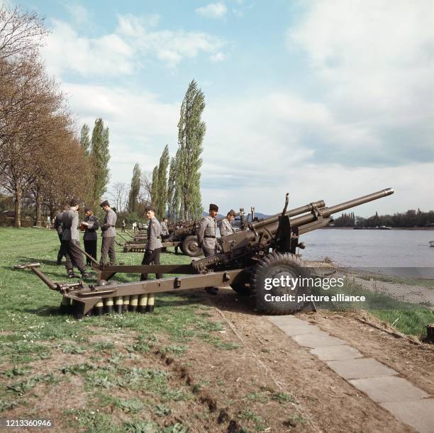 Soldaten der Bundeswehr bereiten sich neben Geschützen am Rheinufer darauf vor, Salutschüsse abzugeben. Die sterbliche Hülle des am 19. April 1967...