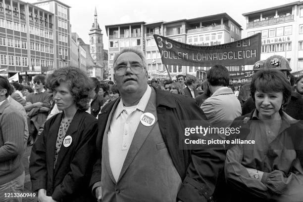 Auf der Stuttgarter DGB-Großkundgebung am 23.5.1984 war auch der ehemalige ÖTV-Vorsitzende Heinz Kluncker, der mit seiner Anwesenheit die Forderungen...