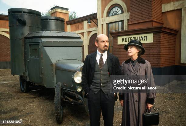 Der britische Schauspieler Ben Kingsley als Lenin und die französische Schauspielerin Leslie Caron als seine Frau Nadja. Aufnahme von 1987. Eine der...