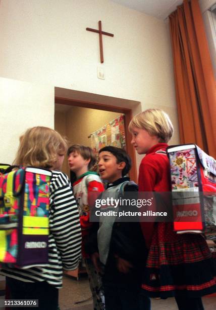 Unter einem Kreuz in einer Grundschule in Nürnberg unterhalten sich Schüler am 12.9.1995. Auch nach dem Kruzifix-Urteil des Bundesverfassungsgerichts...