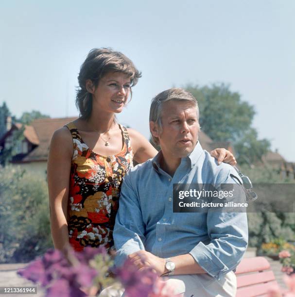 Der Schauspieler, Regisseur und Intendant Peter Weck im August 1971 in seinem Schweizer Domizil in Küsnacht mit seiner Frau Ingrid.