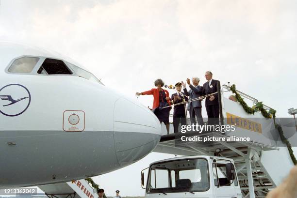 Ein Airbus des Typs A320 der Deutschen Lufthansa wird am auf dem Rollfeld des DDR-Flughafens Schkeuditz auf den Namen der Stadt Leipzig getauft:...