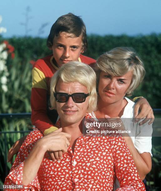 Heino mit Sohn Uwe und seiner zweiten Ehefrau Lilo, mit der er von 1965 bis 1978 verheiratet war . Heinz-Georg Kramm begann als Bäcker und startete...