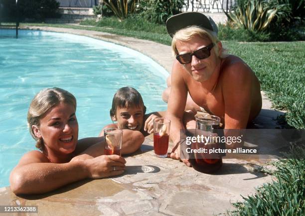 Heino mit Sohn Uwe und seiner zweiten Ehefrau Lilo, mit der er von 1965 bis 1978 verheiratet war . Heinz-Georg Kramm begann als Bäcker und startete...