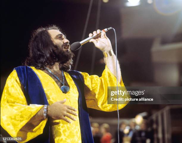 Der griechische Schlagersänger Demis Roussos , aufgenommen im September 1973 bei einem Auftritt in der Show "Pop 73" in der Philharmonie in Berlin...