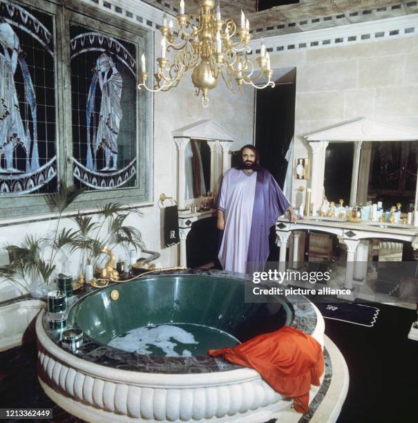 Der griechische Schlagersänger Demis Roussos , posiert in seinem antik-griechisch gestalteten Badezimmer, aufgenommen im November 1976 in seinem Haus...