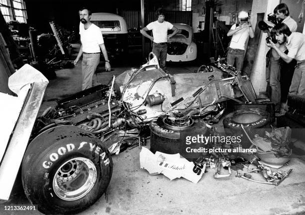 Fotografen nehmen am 1.8.1980 in einer Werkstatthalle in Hockenheim das Wrack des tödlich verunglückten französischen Rennfahrers Patrick Depailler...