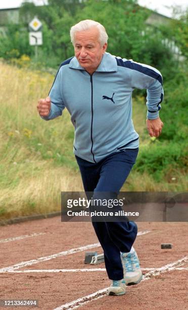 Alt-Bundespräsident Richard von Weizsäcker absolviert am 16.7.1993 in Bonn einen 100-Meter-Lauf für das Deutsche Sportabzeichen. Er benötigte 18,6...
