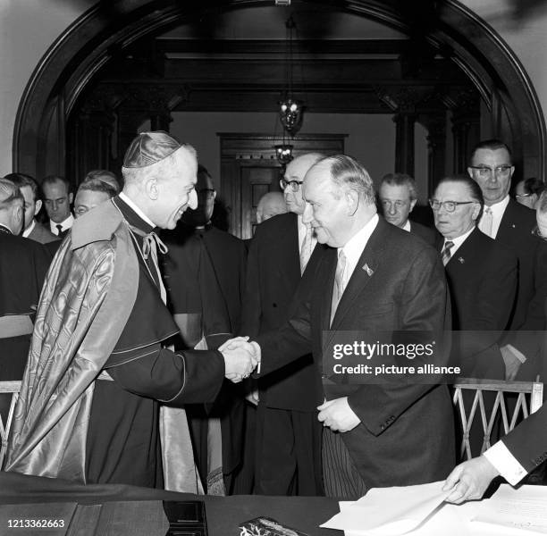 Der päpstliche Nuntius Erzbischof Dr. Corrado Bafile mit dem niedersächsischen Ministerpräsidenten Dr. Georg Diederichs am im Haus der...