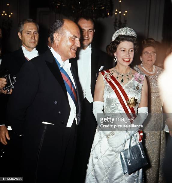 Königin Elizabeth II. Von Großbritannien während des Galaempfangs auf Schloss Schönbrunn während ihres Staatsbesuchs in Österreich im Mai 1969. Links...