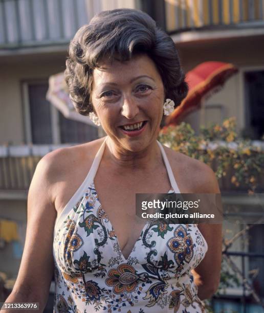 Die deutsche Schriftstellerin Utta Danella posiert im Juli 1975 auf dem Balkon ihrer Wohnung in München.