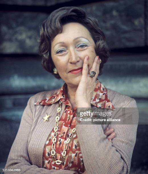 Porträt der deutschen Schriftstellerin Utta Danella. Aufnahme vom Februar 1975.