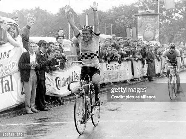 Wilfried Peffgen überquert jubelnd die Ziellinie, gefolgt von Frank