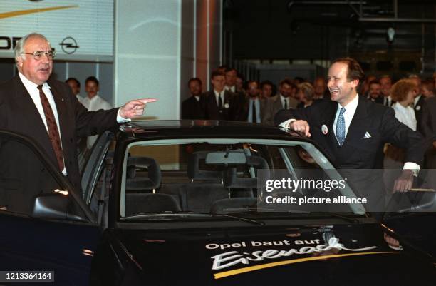 Bundeskanzler Helmut Kohl und General Motors Präsident Louis R. Hughes neben dem ersten in Eisenach gebauten Opel Astra. Am 23. September 1992 weihte...