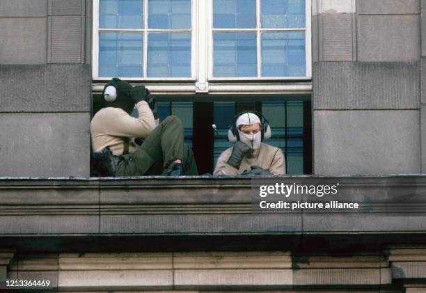 Beamte einer Sondereinheit der Polizei an einem Fenster des Berliner Landgerichts als Sicherheitsmassnahme anlässlich des Sprengstoffprozesses gegen...