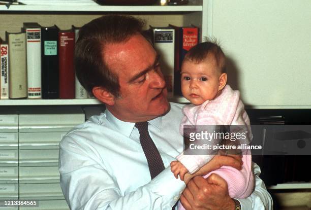 Der nordrhein-westfälische Ministerpräsident Johannes Rau mit seiner kleinen Tochter Anna Christina im Januar 1984 in seinem Haus in Wuppertal.